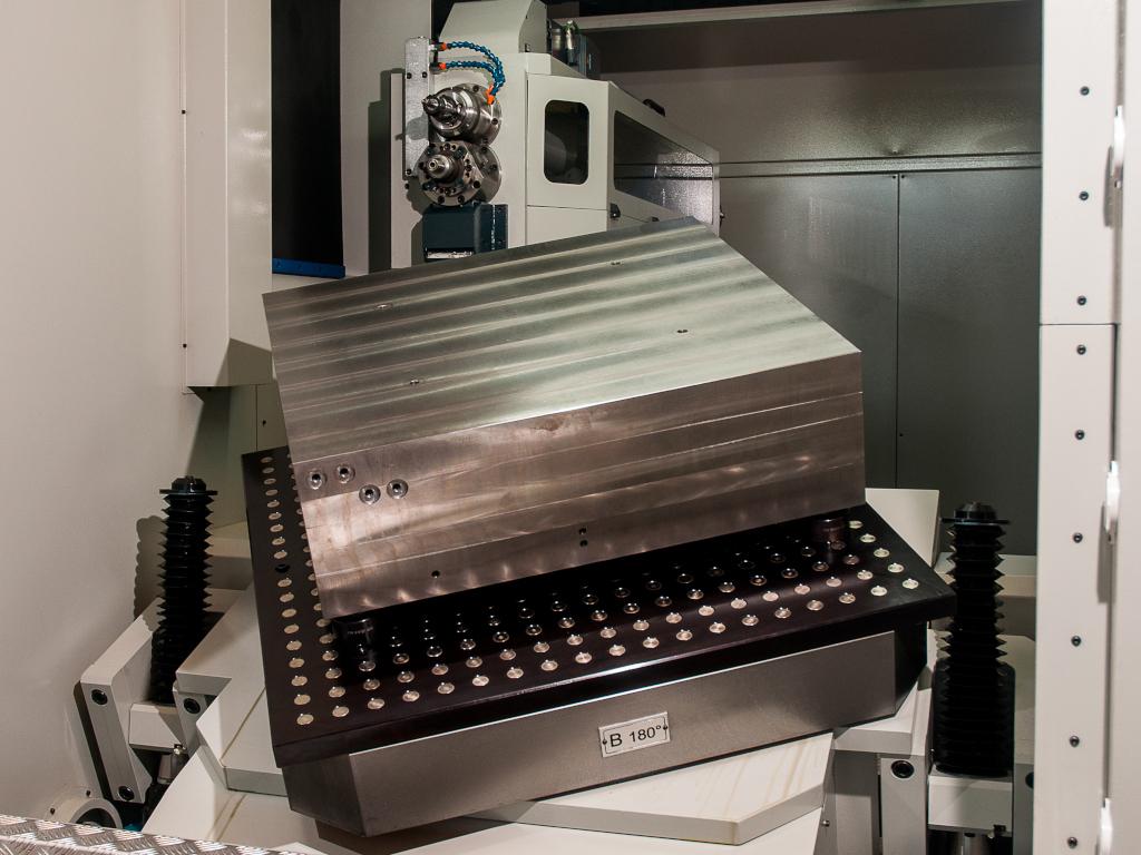 Turn-tilt table on IMSA Gun Drill MF1000/2F