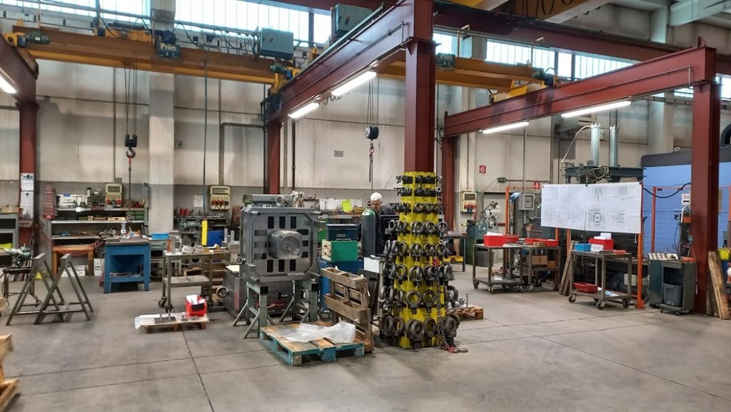 OMC STAMPI assembly area has three work locations, each served by a separate hall crane