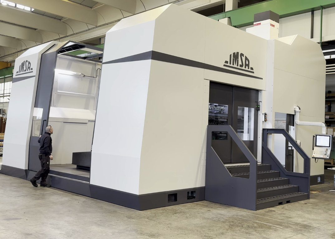 IMSA gun drilling milling machine MF1650/5P EVO - external machine view with machinist