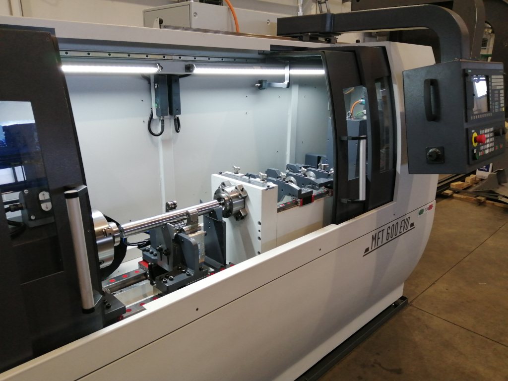 Macchina per foratura profonda assiale di alberi di trasmissione IMSA MFT600/12EVO, vista a macchina aperta con pezzo da forare.