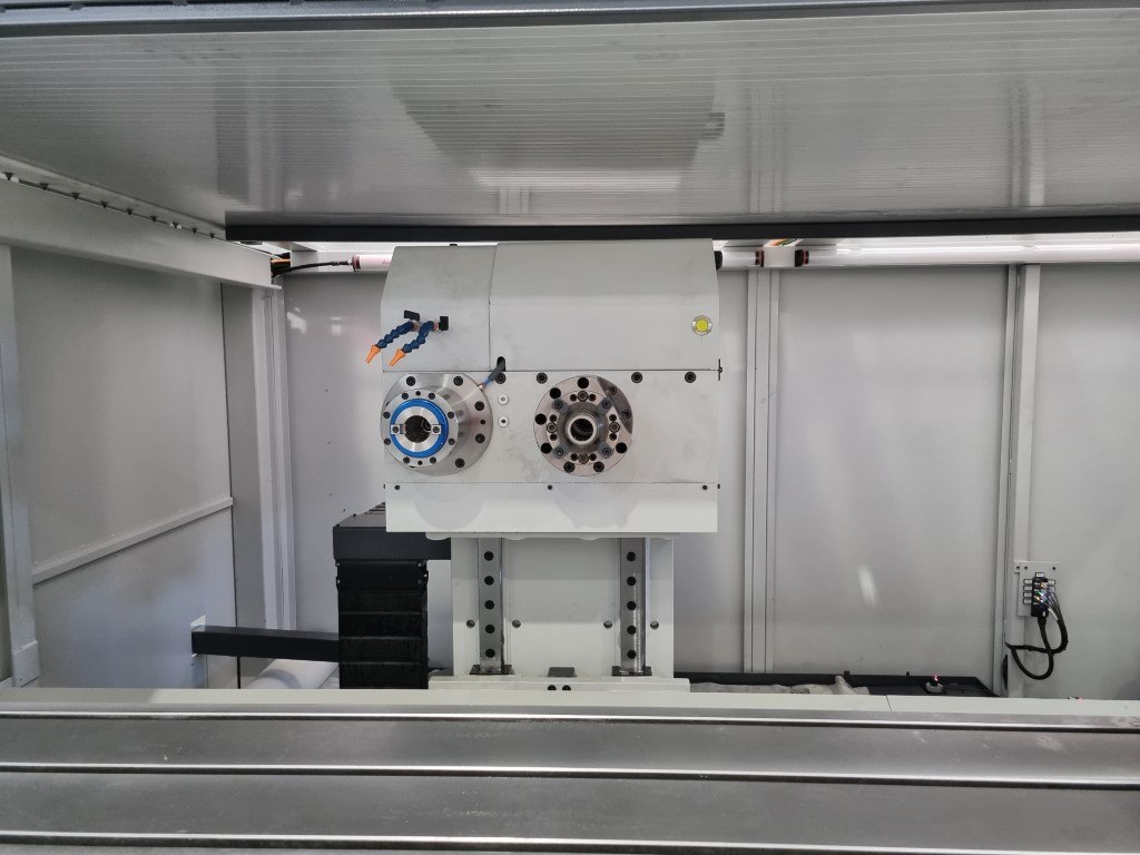Detail of the two spindles on the MMF250-3000/2F: one for deep hole drilling with gun drills, the other for ISO40 milling tools. Automatic switching.