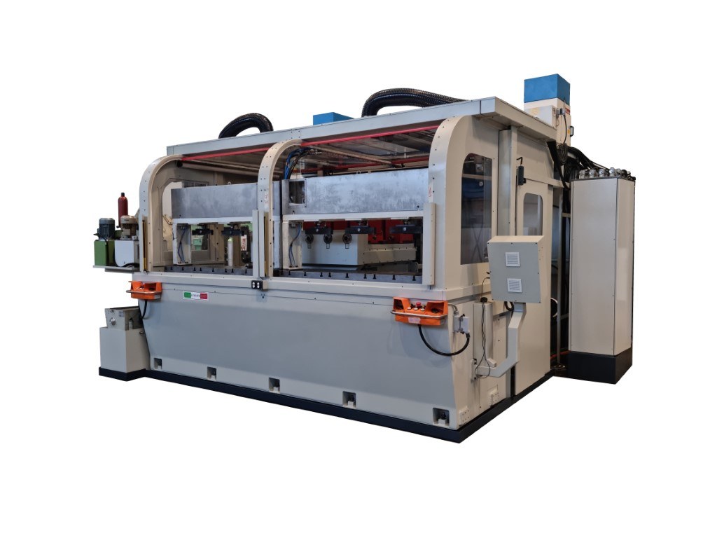 Esterno della foratrice MF500-6T completamente carterizzata, con portelloni frontali in plexiglass e aspiratori di nebbie d’olio visibili sul lato superiore.
